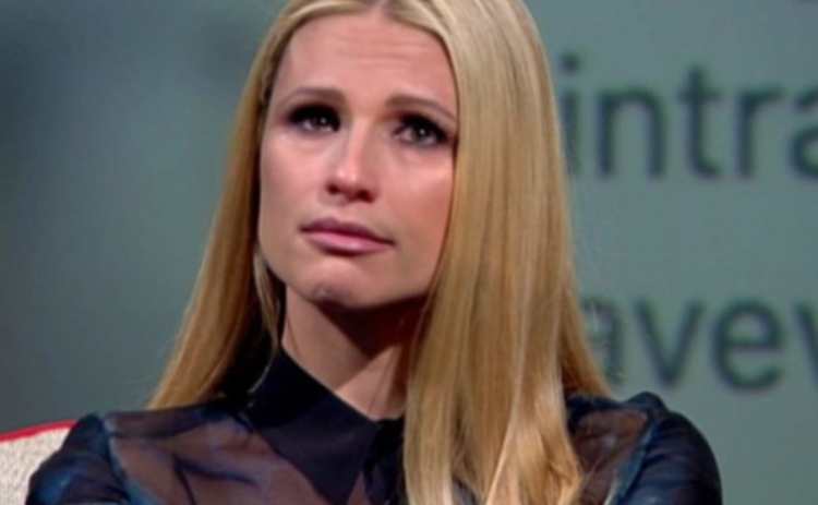 Michelle Hunziker llorando 