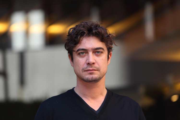 Riccardo Scamarcio serio