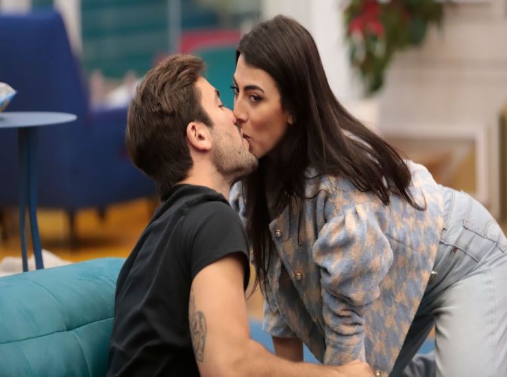 Bacio tra Giulia Salemi e Pierpaolo pretelli foto rete newsabruzzo.it 20221121