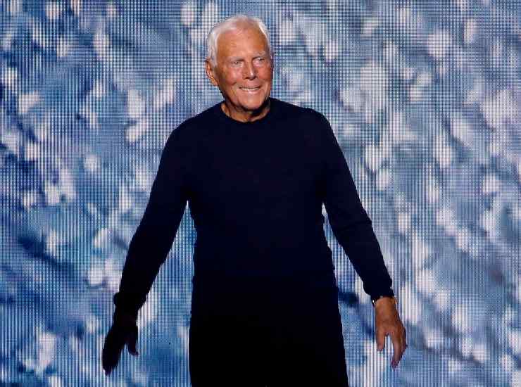 Giorgio Armani sorride 