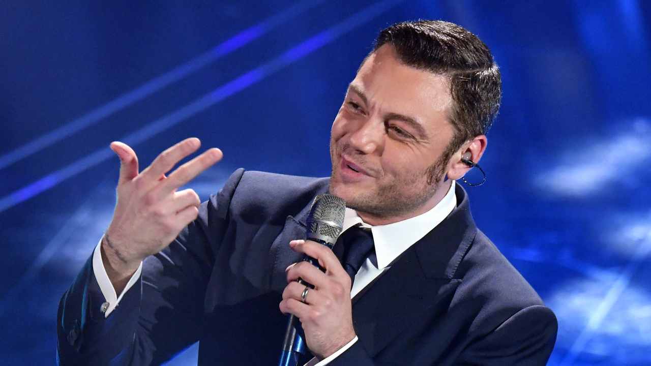 Tiziano Ferro serio