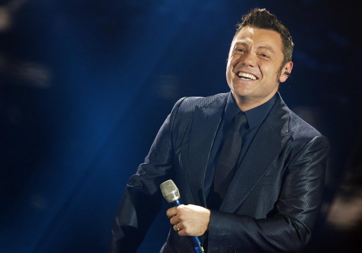 Tiziano Ferro sorride 