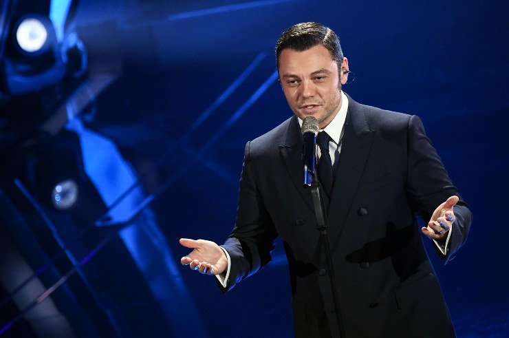 Tiziano Ferro canta 