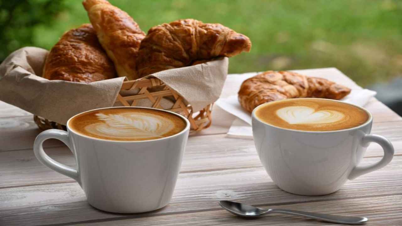 latte e caffe a colazione 