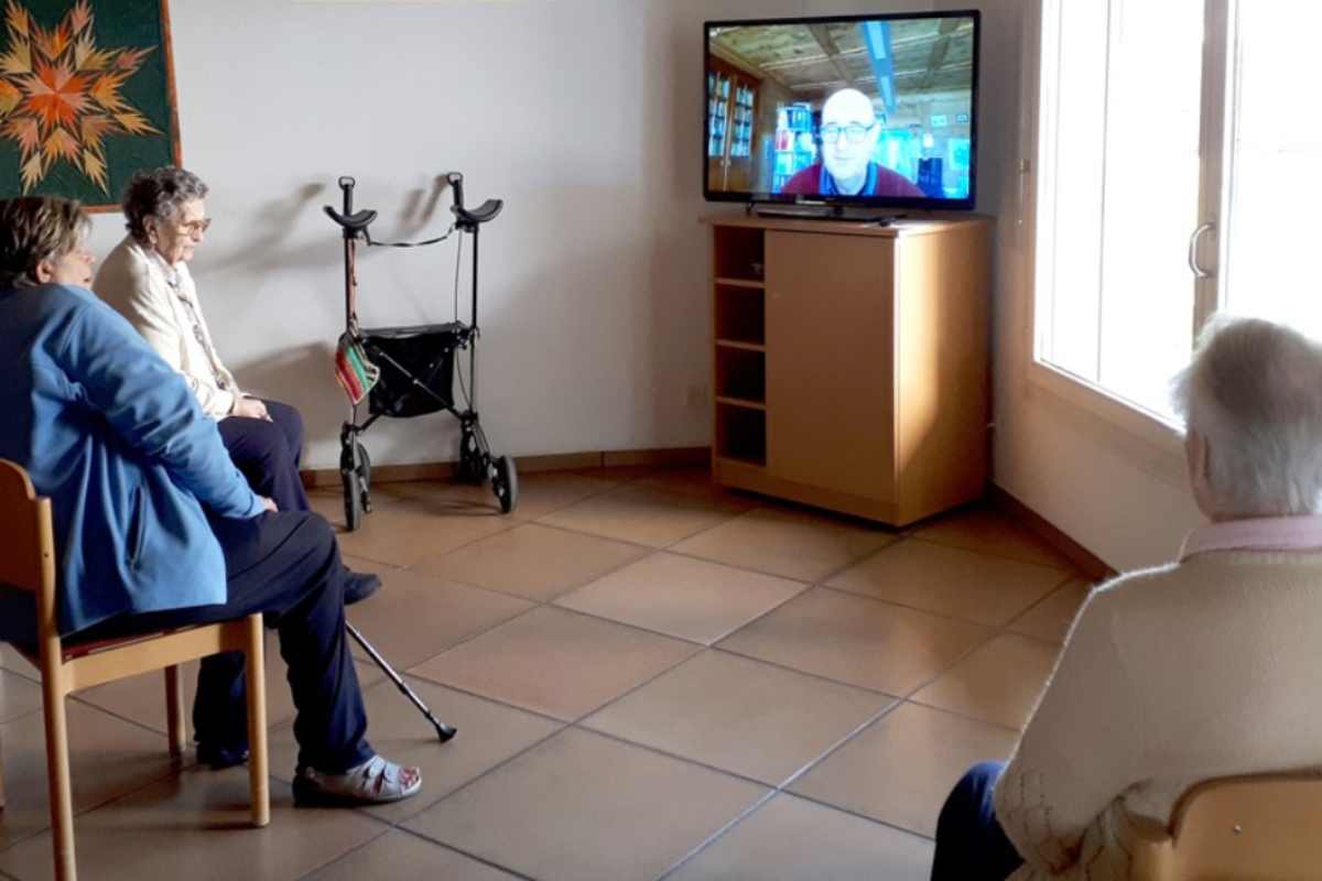 Anziani che guardano la tv foto rete newsabruzzo.it 20221221