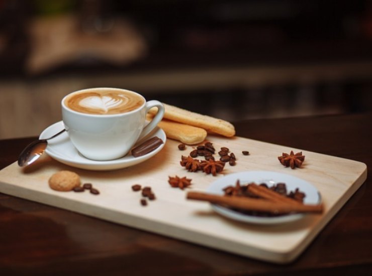 Tazza di Caffè su vassoio fonte Pixabay newsabruzzo.it 20221223