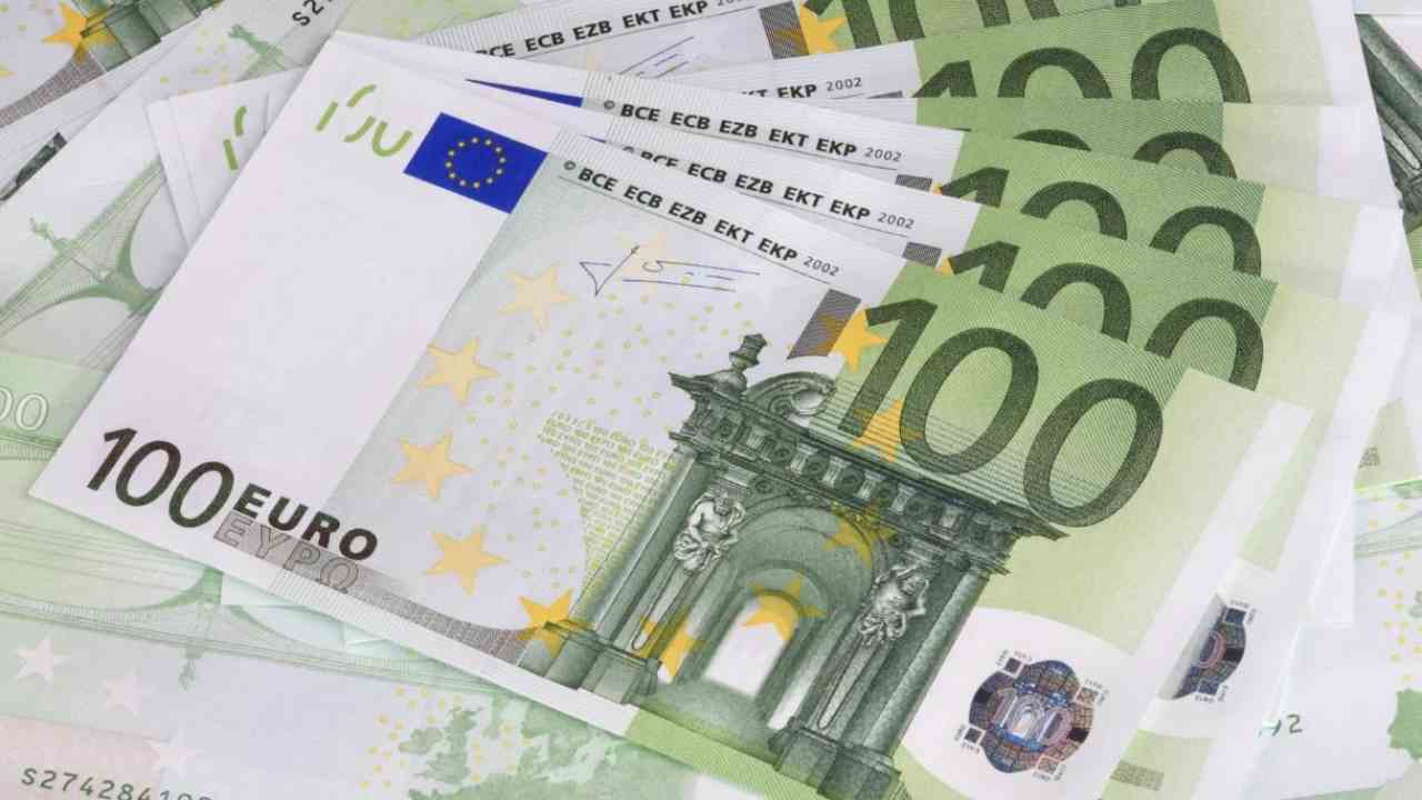 Bonus da 1000 euro in busta paga, azienda aiuta i dipendenti 