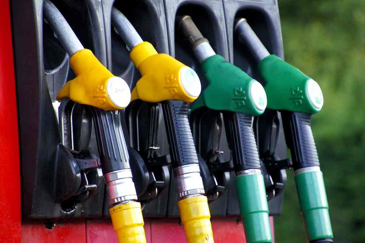 Distributore carburante foto Pixabay newsabruzzo.it 20230104