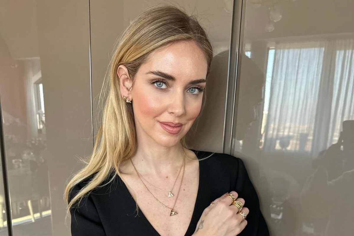 Chiara Ferragni paparazzata mentre si fa un selfie: lo scatto esilarante