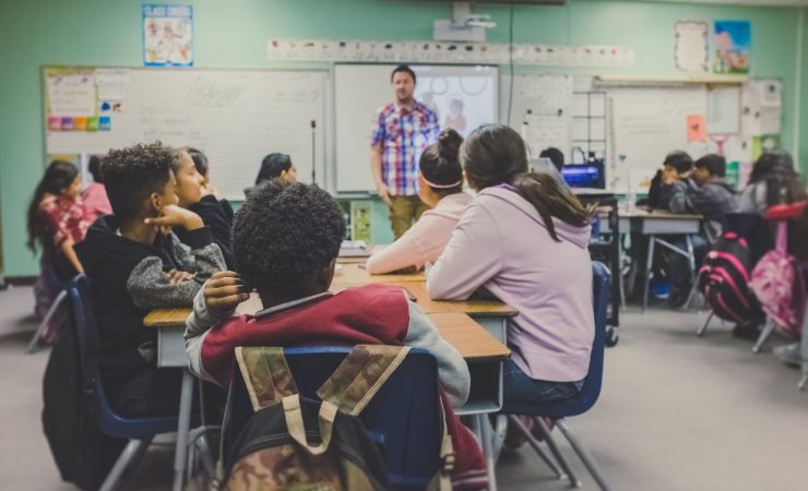 Bambina aggredisce la maestra