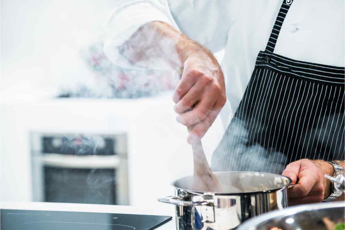 una patata nel cibo bruciato