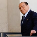 entra nella villa di Berlusconi