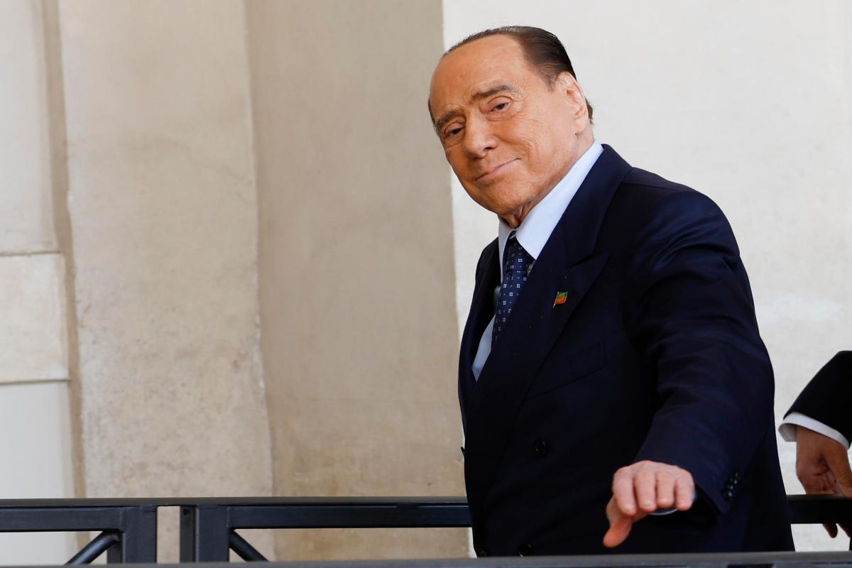 entra nella villa di Berlusconi