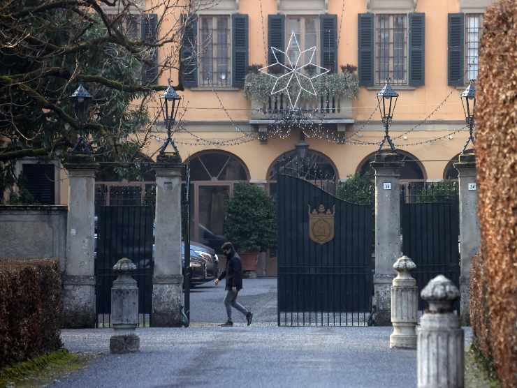 entra nella villa di Berlusconi