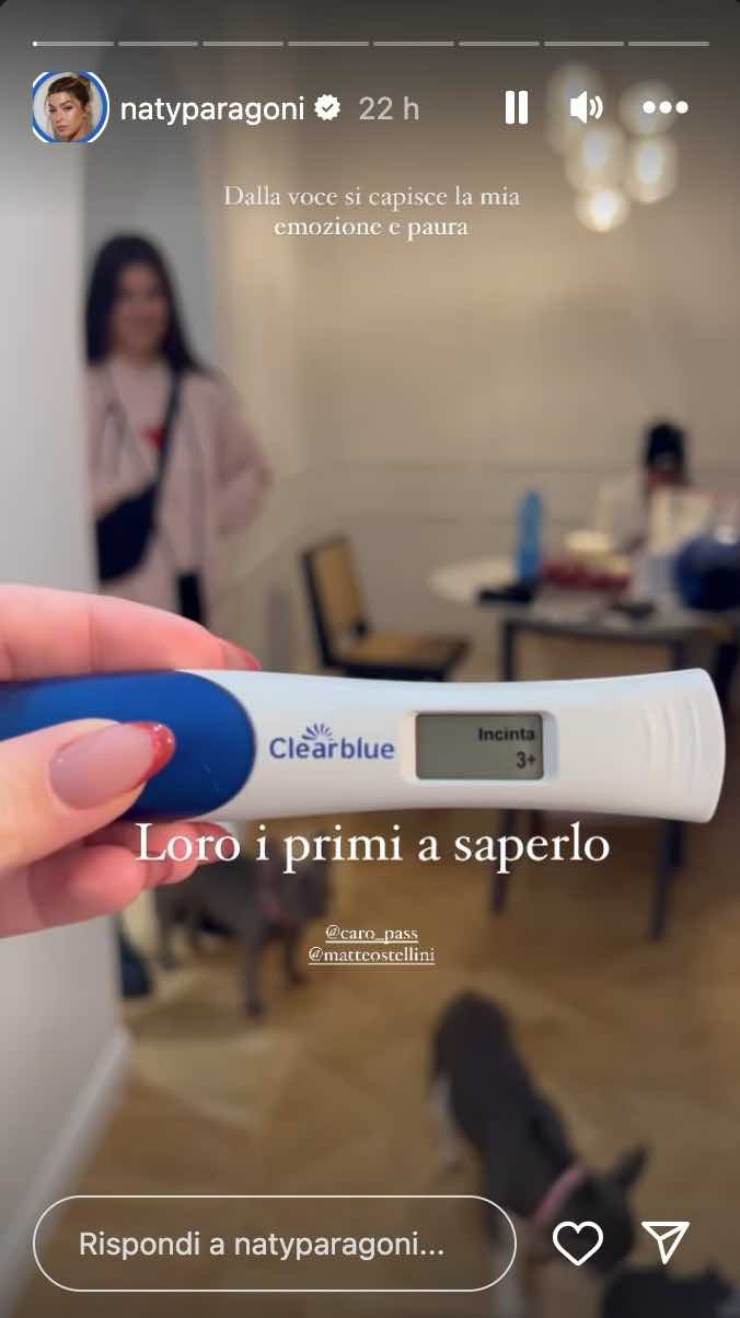 Natalia Paragoni mostra il test gravidanza